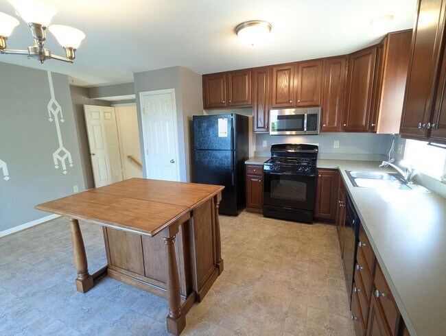Building Photo - 3 Level End Unit townhouse available mid O...