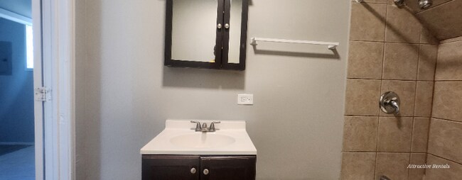 Building Photo - 1415 E 75th St