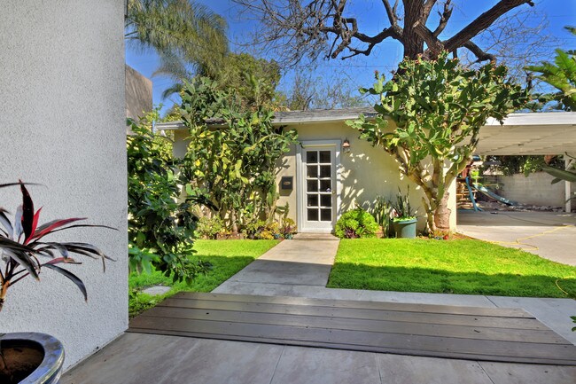 Building Photo - 10633 Chiquita St