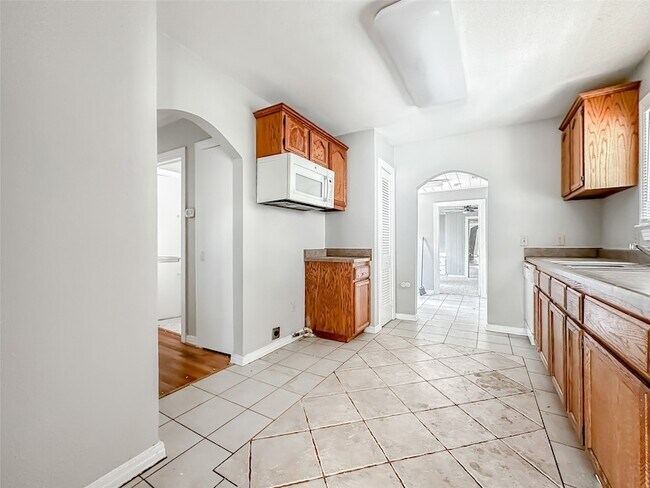 Building Photo - 6340 Parkdale Dr