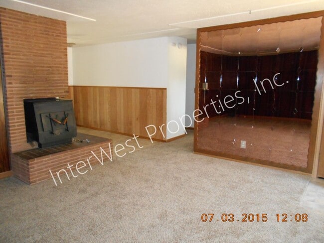 Building Photo - 3 Bedroom Ranch Style on Cul De Saq with Fenced Yard, Wood Stove & Garage!