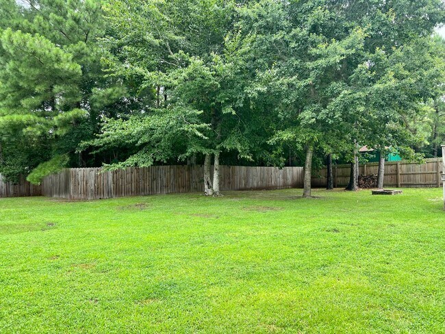 Building Photo - 4BR/2.5BA, Modern Kitchen, Large Fenced Ya...