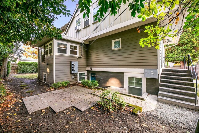 Building Photo - Amazing 4-Bedroom Daylight Basement in Well-Maintained Triplex!