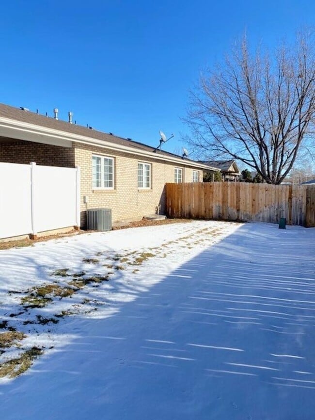 Building Photo - Beautifully Maintained 2 Bed, 2 Bath Ranch Style Townhome with 2 Car Garage in East Loveland