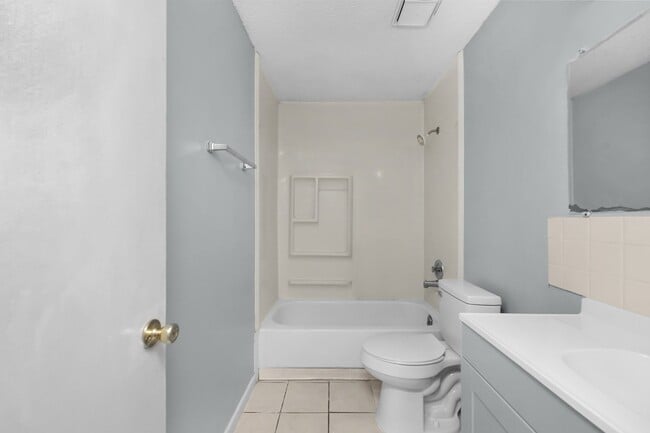 Building Photo - Fresh, Cozy, & Totally Updated — Move Righ...