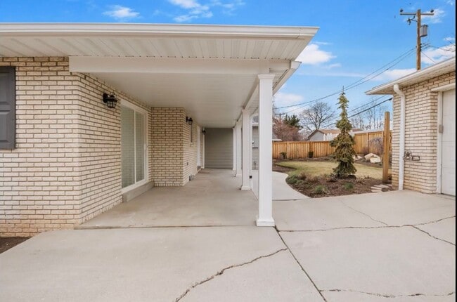 Building Photo - Spacious home for rent -  2.2 miles from t...