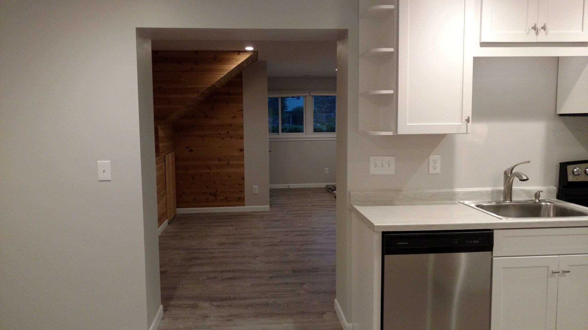 Building Photo - 1556 Hillview Rd