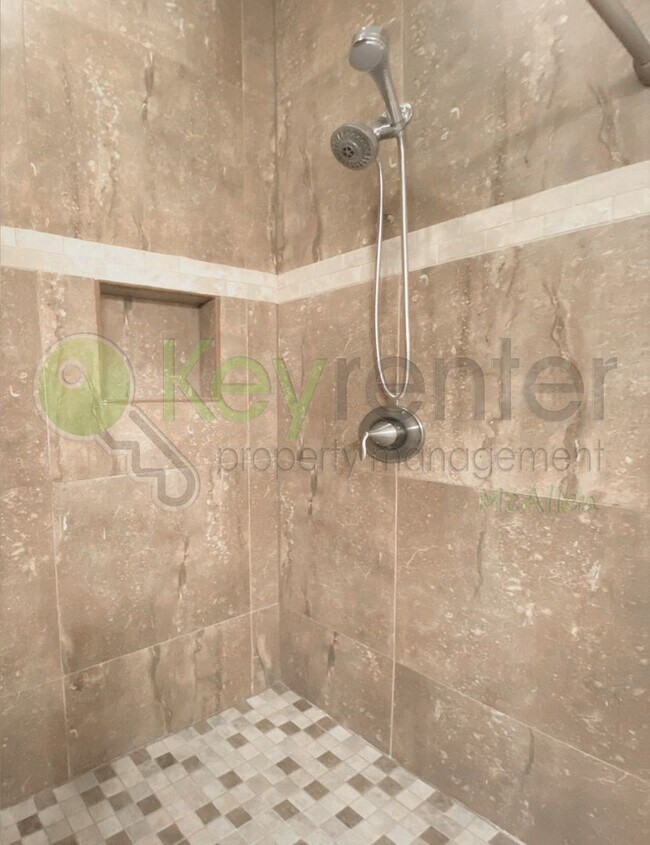 Building Photo - Beautiful 4 Bedroom- 3.5 Bathroom Home in Alamo, TX