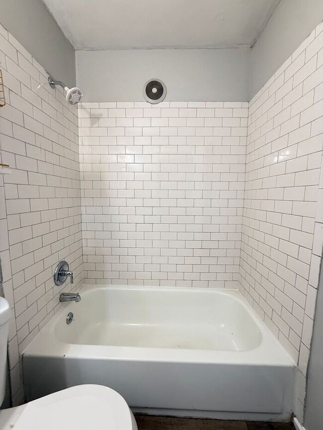 Building Photo - 2 Bedroom Cottage in Woodbine!
