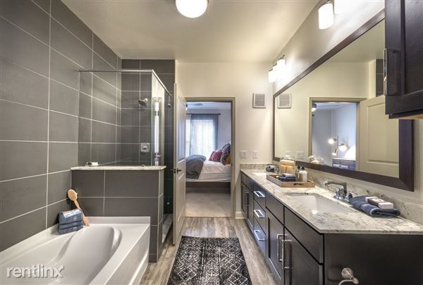 Building Photo - 6607 Lake Woodlands Dr