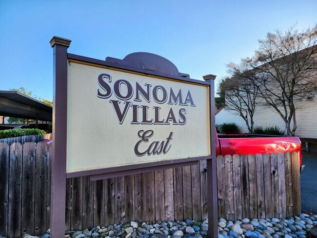 Building Photo - 2 Bedroom Townhome with Pool