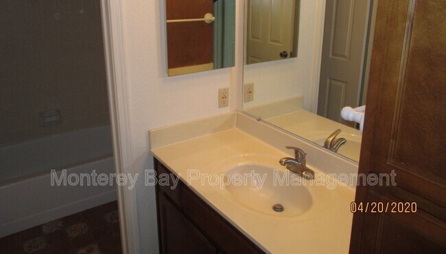 Building Photo - 61 Glen Lake Dr