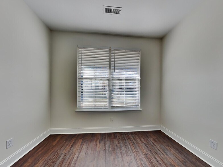 Building Photo - 310 Sanctuary Park Dr