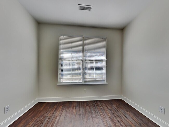 Building Photo - 310 Sanctuary Park Dr