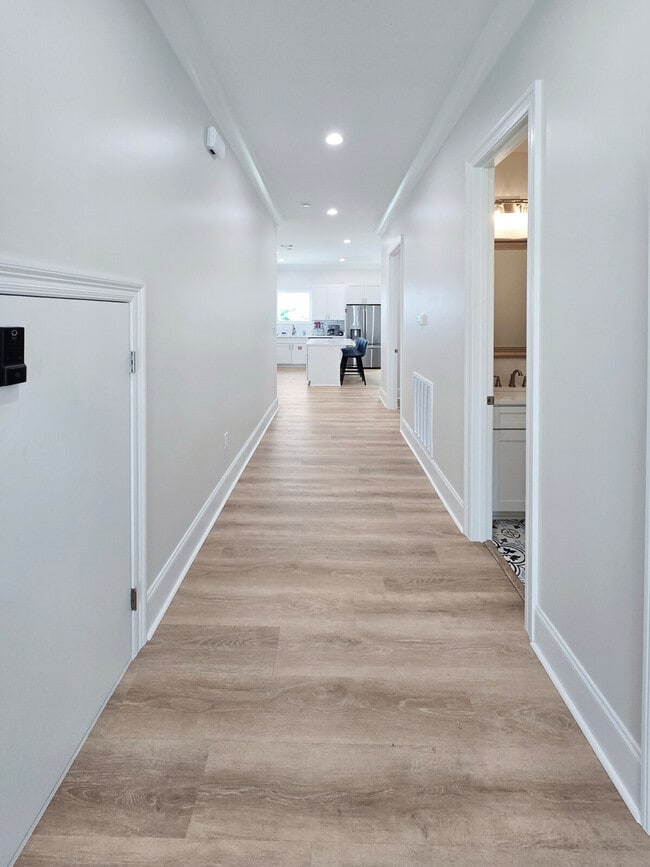 Building Photo - 996 Beach Blvd W