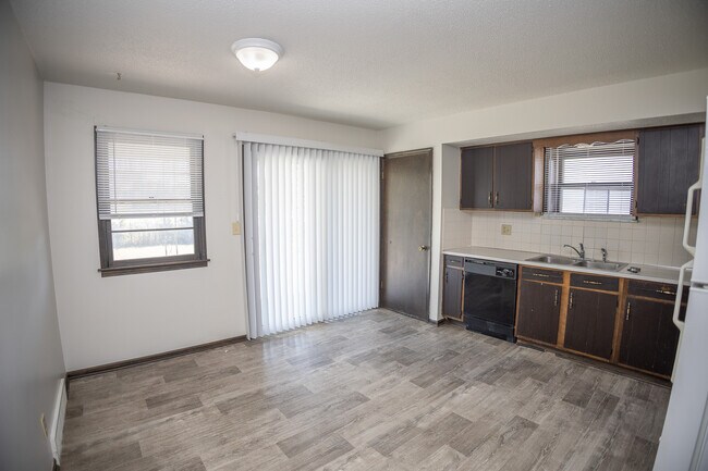 Building Photo - 493-495 Perrey Dr