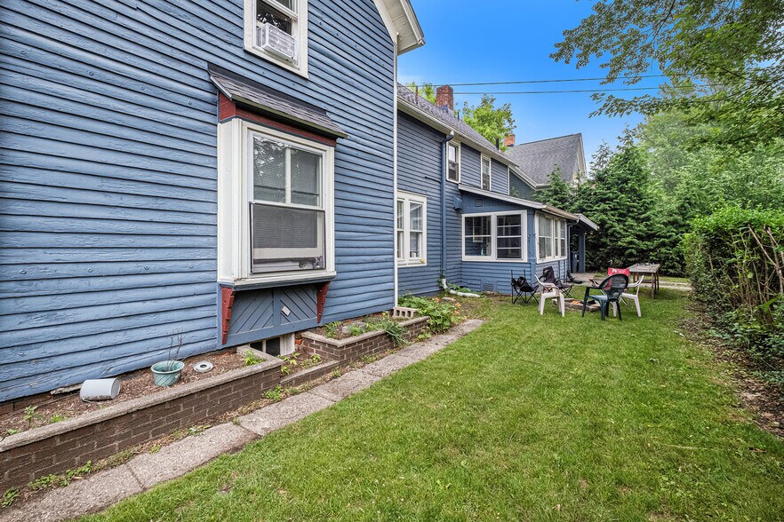 Building Photo - 1119 S Forest Ave