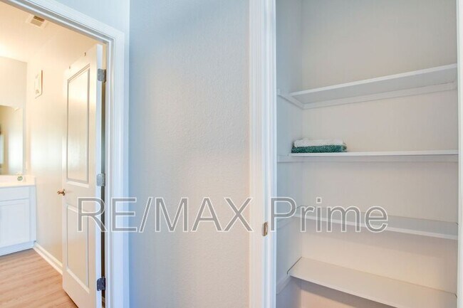 Building Photo - 1720 Vankar Dr