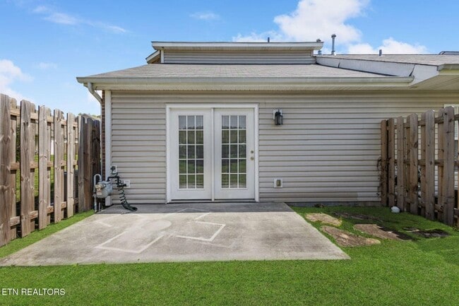 Building Photo - Beautiful End-Unit Condo – Move-In Ready!