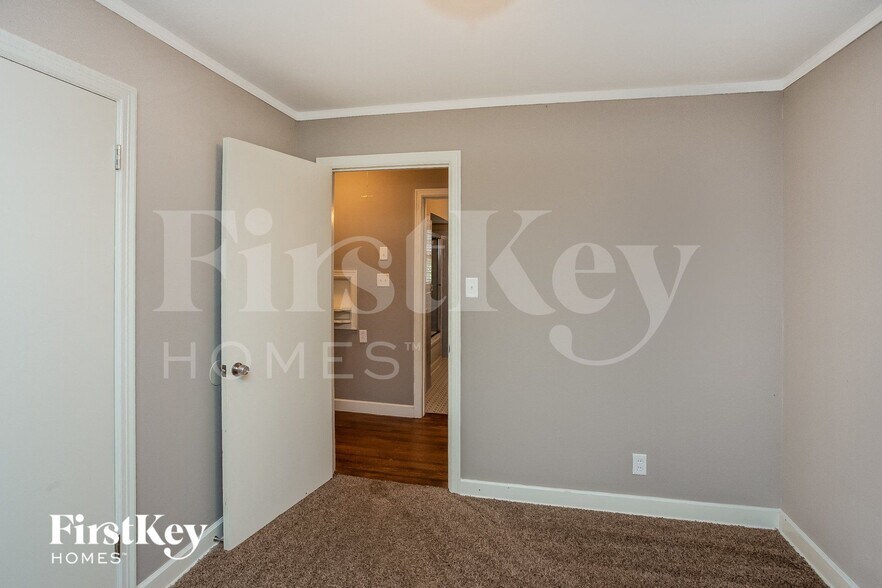 Building Photo - 4549 Leatherwood Ave