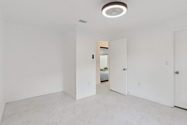 Building Photo - 527 Glade Ct