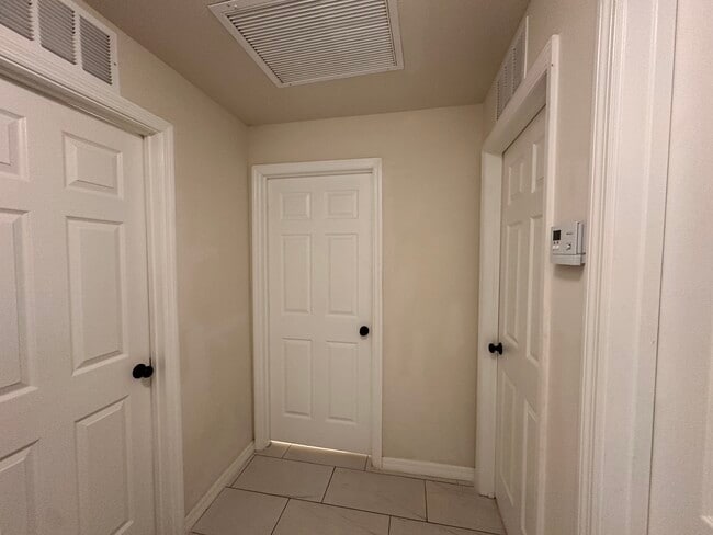 Building Photo - 2212 SW Santa Barbara Pl