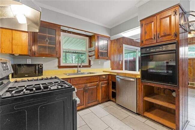 Building Photo - 1435 Thomas Rd