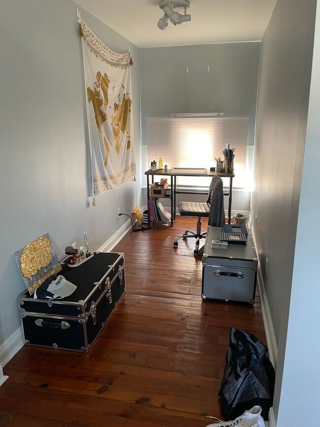 Building Photo - Spacious 2BD/2.5 BATHS! Across from Langen...