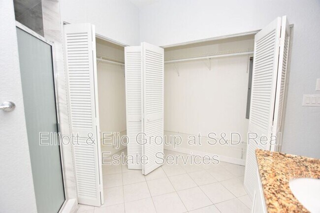 Building Photo - 1127 Oakhill St
