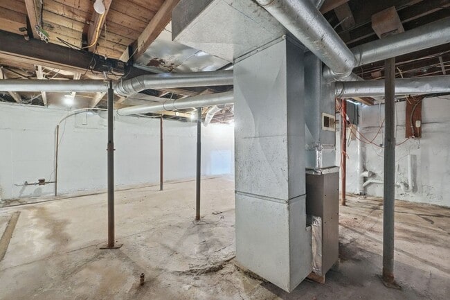 Building Photo - 3-Bedroom w/ New Kitchen Appliances