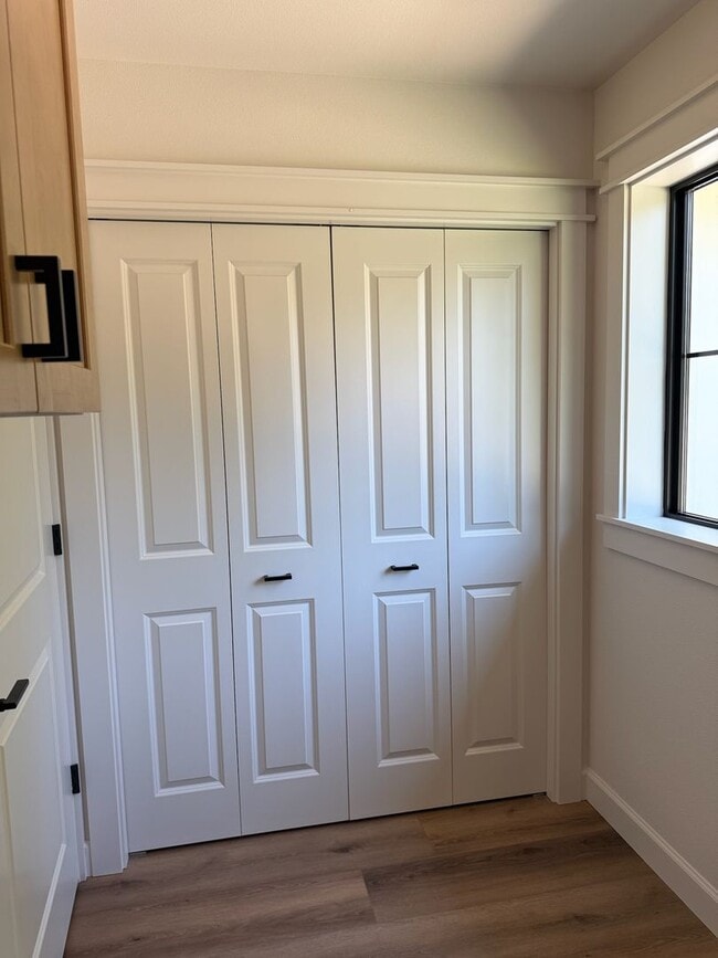 Building Photo - Charming 3 Bedroom, 2 1/2 Bath Farmhouse S...