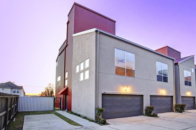 Building Photo - 323 Sydnor St
