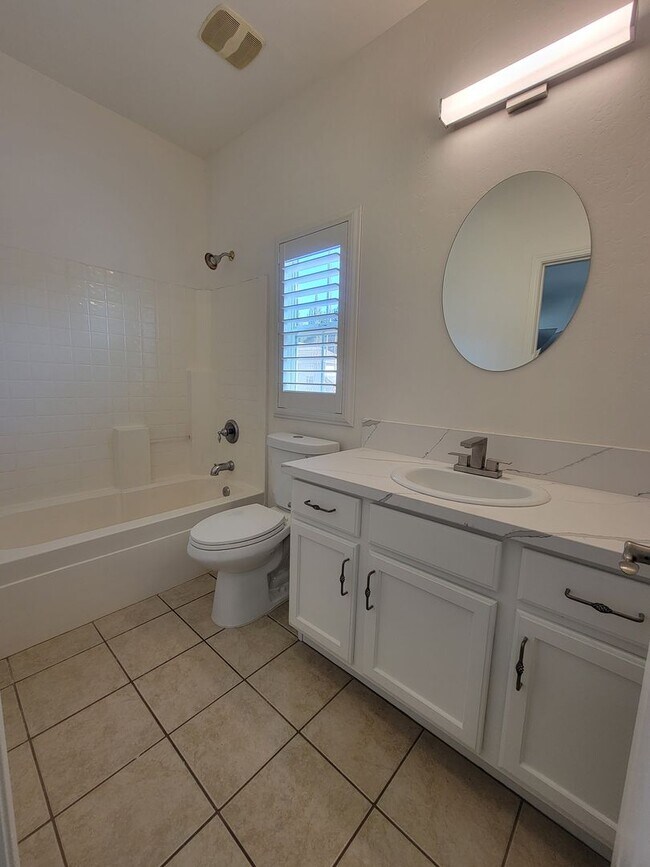 Building Photo - 3 bedroom 2.5 bathroom in desirable NW Visalia Bella Sera gated community!