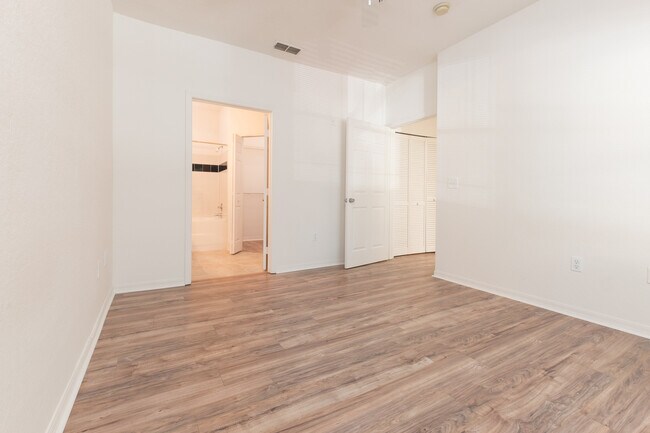 Building Photo - 6025 Westgate Dr