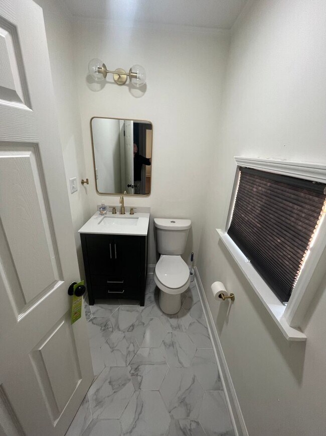 Building Photo - 2 minutes away from Rhodes College! Beautifully Renovated! Pets are owner's approval, fees do apply.