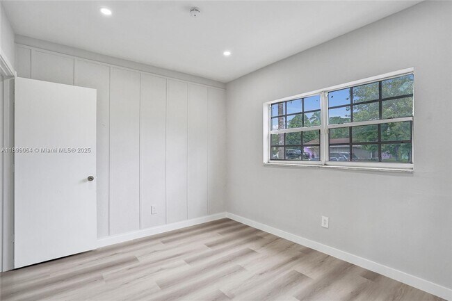 Building Photo - 6860 SW 18th Ct