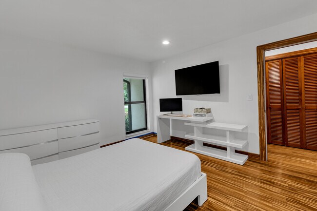 Building Photo - 13400 N Calusa Club Dr