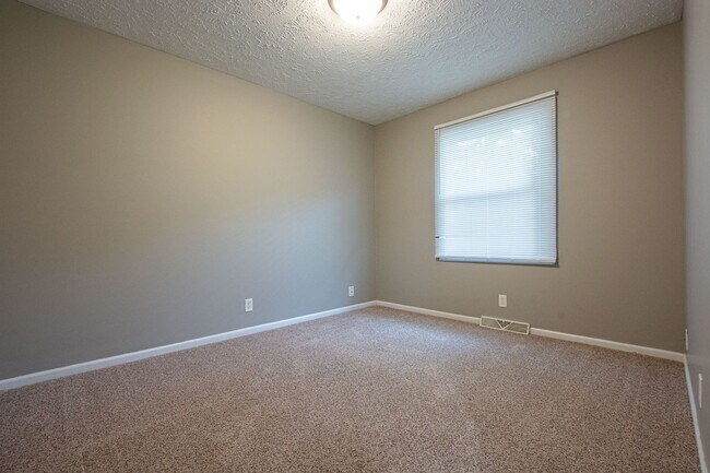 Building Photo - Split Entry 3 Bedroom / 1.5 Bath Home