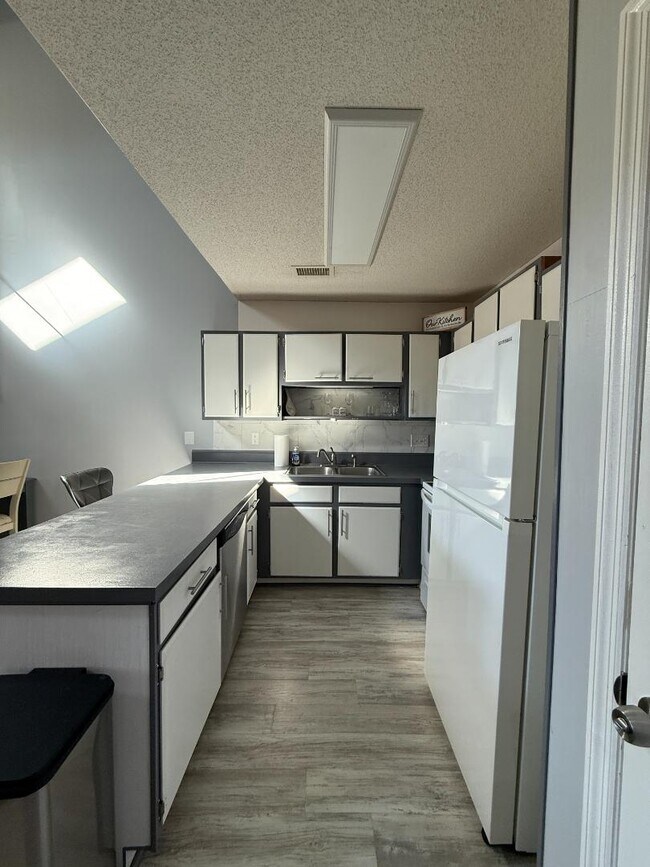 Building Photo - 1095 Plantation Dr W