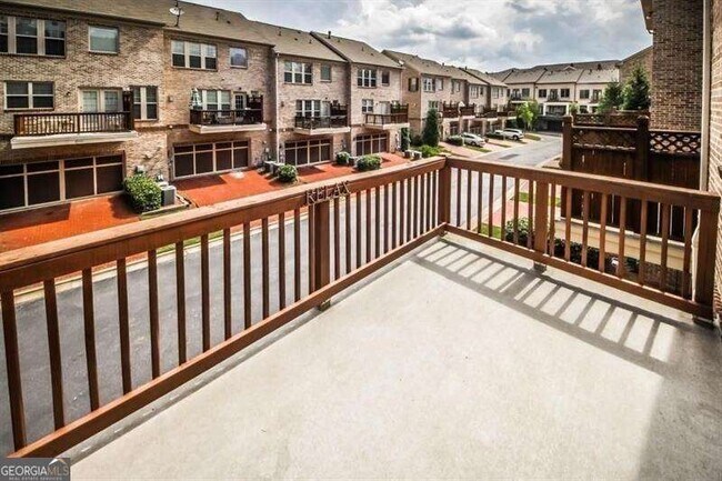 Building Photo - 1004 E Paces Chase