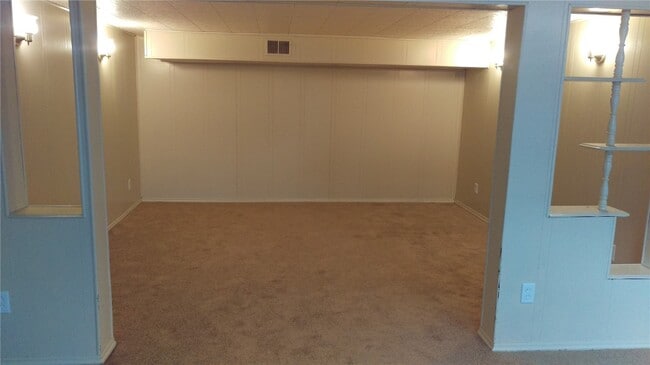 Building Photo - 18 Country Squire Ct