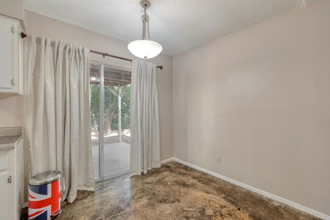 Building Photo - Cozy 2-Bedroom Duplex in Prime North Austi...