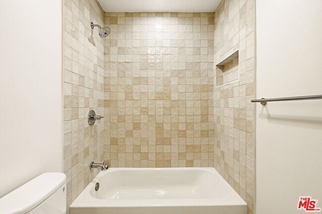 Building Photo - 1122 Beachwood Dr