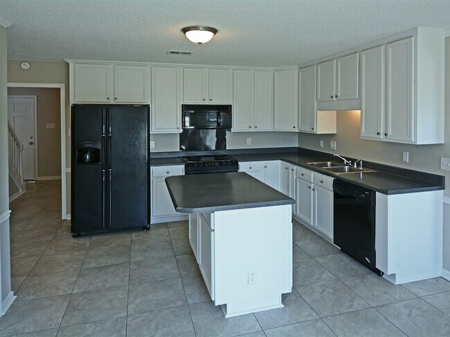 Building Photo - 5 Bed, 3.5 bath over 3300 square feet with 2 master suites near Hacks Cross and 385