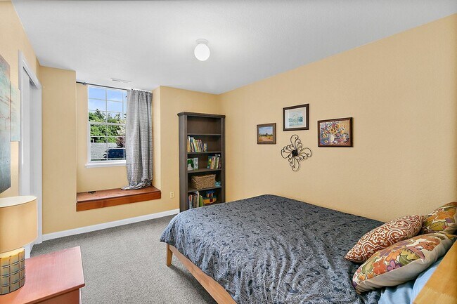 Building Photo - Lakeside Living in Lacey's Lake Forest Nei...