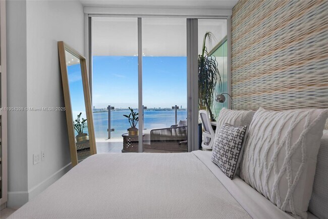 Building Photo - 700 NE 26th Terrace