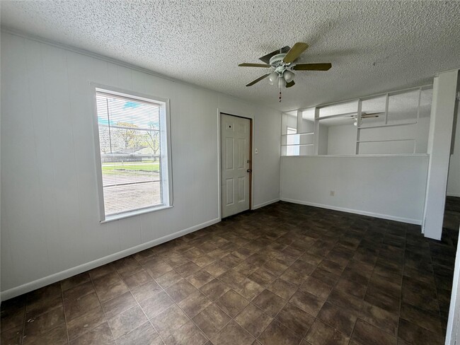 Building Photo - 1125 N Valderas St