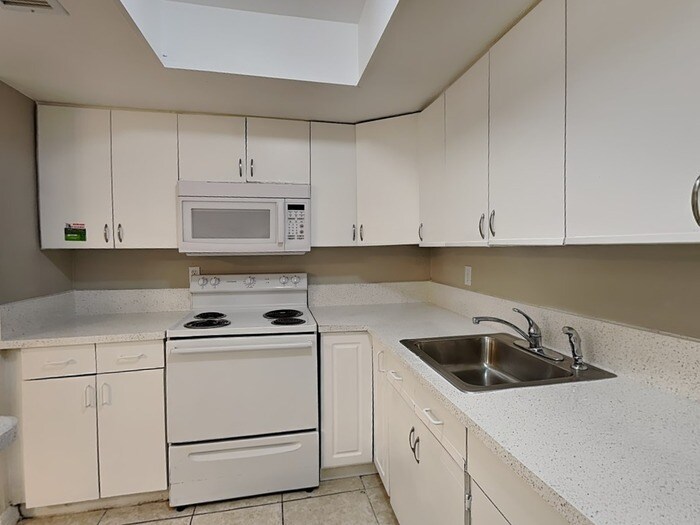 Building Photo - 2755 Ravenall Ave