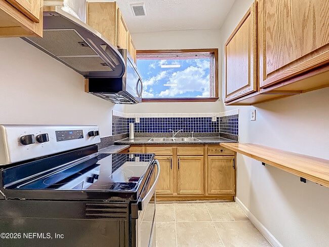 Building Photo - 138 E Duval St