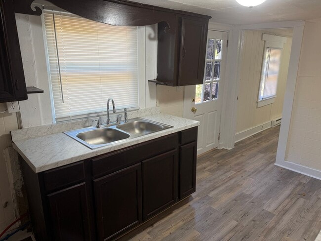 Building Photo - Adorable Two Bedroom Home!